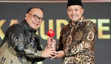 Bupati Pasuruan Rusdi Sutejo menerima penghargaan Outstanding Innovator of Indonesia’s First Halal Industrial Estate dari Direktur Transmedia Latif Harnoko dalam ajang CNN Indonesia Awards 2025 di Jakarta, Jumat (31/10/2025). (Dok Istimewa)
