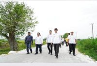 Bupati Lamongan Yuhronur Efendi meninjau kondisi ruas jalan Made–Plembon, Lamongan, Rabu (29/10/2025). (Foto Dok Ho/RadarBangsa.co.id)