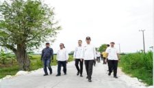 Bupati Lamongan Yuhronur Efendi meninjau kondisi ruas jalan Made–Plembon, Lamongan, Rabu (29/10/2025). (Foto Dok Ho/RadarBangsa.co.id)