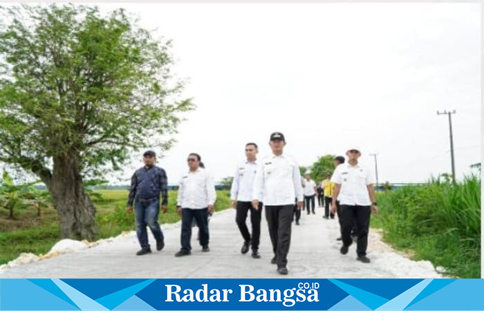 Bupati Lamongan Yuhronur Efendi meninjau kondisi ruas jalan Made–Plembon, Lamongan, Rabu (29/10/2025). (Foto Dok Ho/RadarBangsa.co.id)