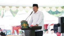 Bupati Lamongan Yuhronur Efendi menghadiri peringatan Hari Santri Nasional 2025 di Kawasan Gadjah Mada, Lamongan, Minggu (26/10/2025). (Foto Dok Ho/RadarBangsa.co.id)