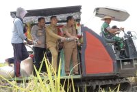 Kapolres Lamongan AKBP Agus Dwi Suryanto bersama Bupati Lamongan Dr. H. Yuhronur Efendi dan Wakil Bupati Dirham Akbar Aksara memanen padi Inbrida pada kegiatan Panen Raya Musim Kemarau ke-2 di Desa Sidomukti, Kecamatan Kembangbahu, Lamongan, Senin (27/10/2025). (Foto Dok Ho/RadarBangsa.co.id)