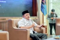 Bupati Pasuruan Rusdi Sutejo saat menyampaikan sambutan dalam Dialog Publik BEM Pasuruan Raya di Auditorium Mpu Sindok, Sabtu (18/10/2025). (Foto Dok Ho/Zaky RadarBangsa.co.id)