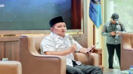Bupati Pasuruan Rusdi Sutejo saat menyampaikan sambutan dalam Dialog Publik BEM Pasuruan Raya di Auditorium Mpu Sindok, Sabtu (18/10/2025). (Foto Dok Ho/Zaky RadarBangsa.co.id)