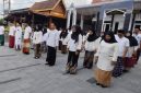 Bupati Banyuwangi Ipuk Fiestiandani meninjau ASN yang mengenakan busana santri saat memperingati Hari Santri Nasional di Kantor Pemkab Banyuwangi, Selasa (21/10/2025). (Foto Dok Ho/RadarBangsa.co.id)