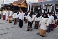 Bupati Banyuwangi Ipuk Fiestiandani meninjau ASN yang mengenakan busana santri saat memperingati Hari Santri Nasional di Kantor Pemkab Banyuwangi, Selasa (21/10/2025). (Foto Dok Ho/RadarBangsa.co.id)