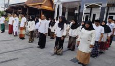Bupati Banyuwangi Ipuk Fiestiandani meninjau ASN yang mengenakan busana santri saat memperingati Hari Santri Nasional di Kantor Pemkab Banyuwangi, Selasa (21/10/2025). (Foto Dok Ho/RadarBangsa.co.id)