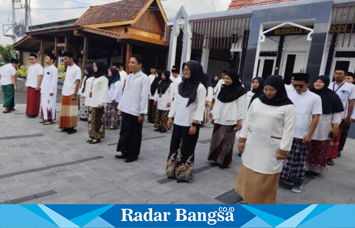 Bupati Banyuwangi Ipuk Fiestiandani meninjau ASN yang mengenakan busana santri saat memperingati Hari Santri Nasional di Kantor Pemkab Banyuwangi, Selasa (21/10/2025). (Foto Dok Ho/RadarBangsa.co.id)