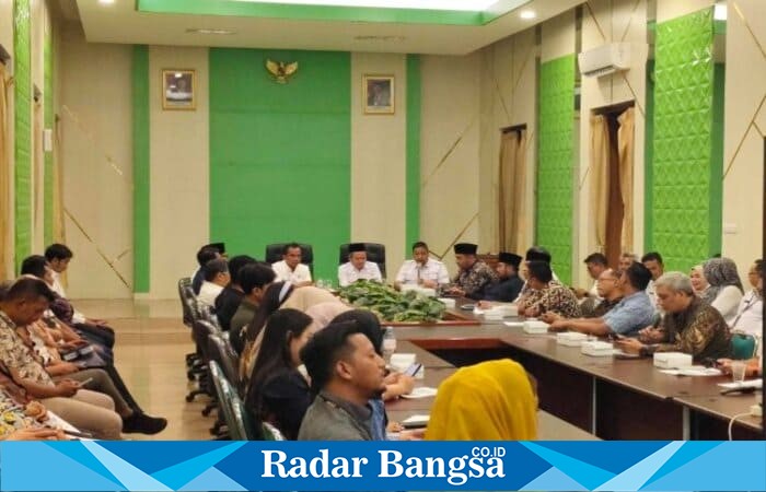 Bupati Bangkalan Lukman Hakim bersama Wakil Bupati Fauzan Ja’far memimpin rapat koordinasi CSR bersama para pengusaha di Bangkalan, Rabu (8/10/2025). (Foto Dok Ho/RadarBangsa.co.id)