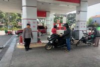 Petugas Polsek Tikung melakukan patroli di SPBU Tikung, Lamongan, sebagai bagian dari pengamanan objek vital untuk mencegah potensi tindak kriminalitas 4C, Kamis (2/10/2025). (Foto Dok Ho/RadarBangsa.co.id)