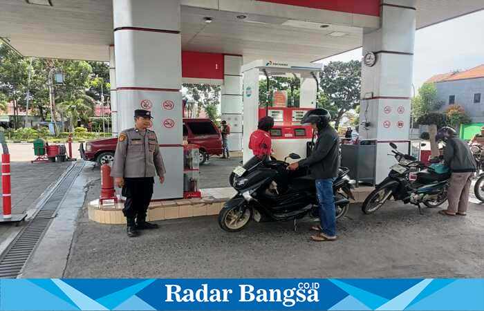 Petugas Polsek Tikung melakukan patroli di SPBU Tikung, Lamongan, sebagai bagian dari pengamanan objek vital untuk mencegah potensi tindak kriminalitas 4C, Kamis (2/10/2025). (Foto Dok Ho/RadarBangsa.co.id)