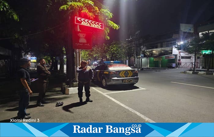 Anggota Polsek Semarang Tengah saat melakukan patroli malam di kawasan Jalan MT. Haryono, Semarang, usai menerima laporan masyarakat terkait aktivitas balap liar yang meresahkan, Kamis (9/10/2025) dini hari. (Foto: Dok. Polsek Semarang Tengah/Ho RadarBangsa.co.id))