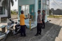 Kanit Sabhara Polsek Tikung Aiptu I Ketut GB berdialog dengan warga saat patroli rutin menjaga situasi kamtibmas tetap kondusif. (Foto Dok Ho/RadarBangsa.co.id)