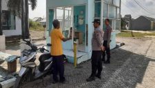 Kanit Sabhara Polsek Tikung Aiptu I Ketut GB berdialog dengan warga saat patroli rutin menjaga situasi kamtibmas tetap kondusif. (Foto Dok Ho/RadarBangsa.co.id)