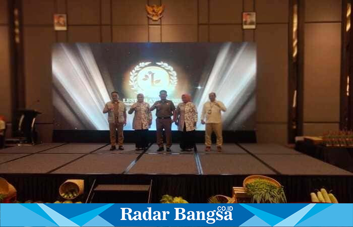 Kepala Dinas Lingkungan Hidup Kabupaten Madiun, M. Zahrowi, menyerahkan penghargaan Lestari Award 2025 kepada perwakilan pegiat lingkungan dalam acara di Hotel Mercure Madiun, Senin (27/10/2025). (Foto Dok Ho/RadarBangsa.co.id)
