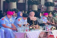 Anggota DPD RI asal Jawa Timur, Lia Istifhama, mengenakan busana hitam saat menghadiri peringatan HUT ke-80 Provinsi Jawa Timur di Gedung Grahadi, Surabaya, Minggu (12/10/2025). (Foto Dok Ho/RadarBangsa.co.id)