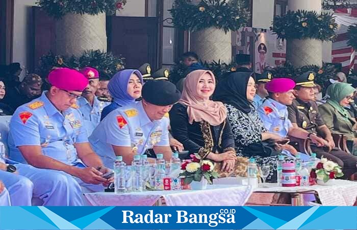 Anggota DPD RI asal Jawa Timur, Lia Istifhama, mengenakan busana hitam saat menghadiri peringatan HUT ke-80 Provinsi Jawa Timur di Gedung Grahadi, Surabaya, Minggu (12/10/2025). (Foto Dok Ho/RadarBangsa.co.id)