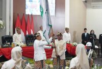 Foto: Kiri Walikota Batu Nurochman serahkan bendera Pataka Lambang Kota Batu pada Ketua DPRD HM.Didik Subiyanto. di Ruang Sidang Paripurna Peringati hari jadi Kota Batu ke-24.