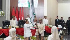Foto: Kiri Walikota Batu Nurochman serahkan bendera Pataka Lambang Kota Batu pada Ketua DPRD HM.Didik Subiyanto. di Ruang Sidang Paripurna Peringati hari jadi Kota Batu ke-24.