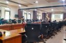 Ketua DPRD Kabupaten Pasuruan, Samsul Hidayat, berdialog dengan warga Kecamatan Prigen yang menolak proyek pembangunan real estate di lereng Gunung Arjuno-Welirang, dalam audiensi di Gedung DPRD Pasuruan. (Foto Dok Ho/RadarBangsa.co.id)