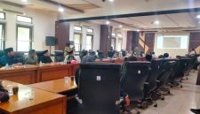 Ketua DPRD Kabupaten Pasuruan, Samsul Hidayat, berdialog dengan warga Kecamatan Prigen yang menolak proyek pembangunan real estate di lereng Gunung Arjuno-Welirang, dalam audiensi di Gedung DPRD Pasuruan. (Foto Dok Ho/RadarBangsa.co.id)