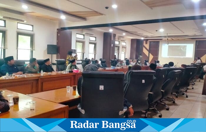 Ketua DPRD Kabupaten Pasuruan, Samsul Hidayat, berdialog dengan warga Kecamatan Prigen yang menolak proyek pembangunan real estate di lereng Gunung Arjuno-Welirang, dalam audiensi di Gedung DPRD Pasuruan. (Foto Dok Ho/RadarBangsa.co.id)