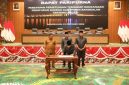 Sekretaris Daerah Kabupaten Bangkalan Ismed Efendi menghadiri rapat paripurna DPRD Bangkalan dengan agenda penetapan persetujuan Raperda tentang Irigasi di ruang sidang utama DPRD Bangkalan, Senin (21/10/2025). (Foto Dok Ho/RadarBangsa.co.id)