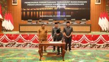 Sekretaris Daerah Kabupaten Bangkalan Ismed Efendi menghadiri rapat paripurna DPRD Bangkalan dengan agenda penetapan persetujuan Raperda tentang Irigasi di ruang sidang utama DPRD Bangkalan, Senin (21/10/2025). (Foto Dok Ho/RadarBangsa.co.id)