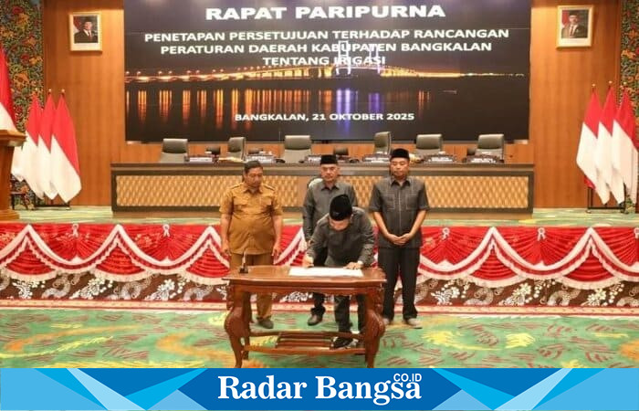 Sekretaris Daerah Kabupaten Bangkalan Ismed Efendi menghadiri rapat paripurna DPRD Bangkalan dengan agenda penetapan persetujuan Raperda tentang Irigasi di ruang sidang utama DPRD Bangkalan, Senin (21/10/2025). (Foto Dok Ho/RadarBangsa.co.id)