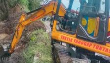 DPUPR Kota Batu sedang kerahkan Excavator mengangkat sedimen Kali Paron beberapa minggu lalu. antisipasi luapan air hujan.(IST)