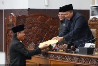 Bupati Pasuruan Rusdi Sutejo menyampaikan Nota Pengantar Raperda APBD 2026 dalam rapat paripurna di Gedung DPRD Kabupaten Pasuruan, Kamis (23/10/2025) (Foto Dok Ho/RadarBangsa.co.id)