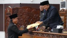 Bupati Pasuruan Rusdi Sutejo menyampaikan Nota Pengantar Raperda APBD 2026 dalam rapat paripurna di Gedung DPRD Kabupaten Pasuruan, Kamis (23/10/2025) (Foto Dok Ho/RadarBangsa.co.id)