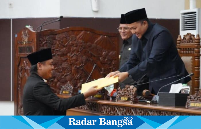 Bupati Pasuruan Rusdi Sutejo menyampaikan Nota Pengantar Raperda APBD 2026 dalam rapat paripurna di Gedung DPRD Kabupaten Pasuruan, Kamis (23/10/2025) (Foto Dok Ho/RadarBangsa.co.id)