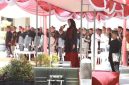 Bupati Banyuwangi Ipuk Fiestiandani memimpin upacara peringatan Hari Jadi ke-80 Provinsi Jawa Timur di halaman Kantor Bupati Banyuwangi, Minggu (12/10/2025). (Foto Dok Ho/RadarBangsa.co.id)