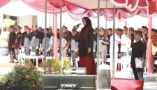 Bupati Banyuwangi Ipuk Fiestiandani memimpin upacara peringatan Hari Jadi ke-80 Provinsi Jawa Timur di halaman Kantor Bupati Banyuwangi, Minggu (12/10/2025). (Foto Dok Ho/RadarBangsa.co.id)