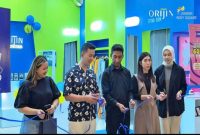 Pendiri Orijin Self Photo, Mochammad Rizaldy Insan Baihaqqy (tengah), bersama tim manajemen berfoto bersama usai peresmian outlet ke-9 Orijin Self Photo di Roxy Square Jember, Sabtu (11/10/2025). (Foto Dok Orijin Self Photo for RadarBangsa.co.id)