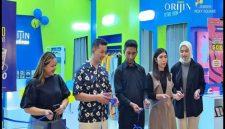 Pendiri Orijin Self Photo, Mochammad Rizaldy Insan Baihaqqy (tengah), bersama tim manajemen berfoto bersama usai peresmian outlet ke-9 Orijin Self Photo di Roxy Square Jember, Sabtu (11/10/2025). (Foto Dok Orijin Self Photo for RadarBangsa.co.id)