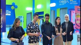 Pendiri Orijin Self Photo, Mochammad Rizaldy Insan Baihaqqy (tengah), bersama tim manajemen berfoto bersama usai peresmian outlet ke-9 Orijin Self Photo di Roxy Square Jember, Sabtu (11/10/2025). (Foto Dok Orijin Self Photo for RadarBangsa.co.id)