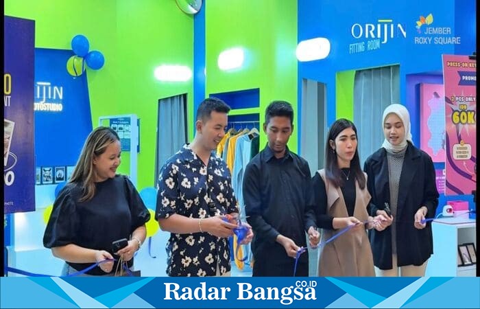 Pendiri Orijin Self Photo, Mochammad Rizaldy Insan Baihaqqy (tengah), bersama tim manajemen berfoto bersama usai peresmian outlet ke-9 Orijin Self Photo di Roxy Square Jember, Sabtu (11/10/2025). (Foto Dok Orijin Self Photo for RadarBangsa.co.id)