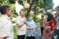 Deputi Bidang Pemantauan dan Pengawasan Badan Gizi Nasional (BGN) Letjen TNI (Purn) Dadang Hendra Yudha bersama Bupati Banyuwangi Ipuk Fiestiandani saat meninjau dapur gizi pelaksana program MBG di Banyuwangi, Kamis (16/10/2025). (Foto Dok Ho/RadarBangsa.co.id)