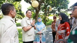 Deputi Bidang Pemantauan dan Pengawasan Badan Gizi Nasional (BGN) Letjen TNI (Purn) Dadang Hendra Yudha bersama Bupati Banyuwangi Ipuk Fiestiandani saat meninjau dapur gizi pelaksana program MBG di Banyuwangi, Kamis (16/10/2025). (Foto Dok Ho/RadarBangsa.co.id)