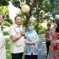 Deputi Bidang Pemantauan dan Pengawasan Badan Gizi Nasional (BGN) Letjen TNI (Purn) Dadang Hendra Yudha bersama Bupati Banyuwangi Ipuk Fiestiandani saat meninjau dapur gizi pelaksana program MBG di Banyuwangi, Kamis (16/10/2025). (Foto Dok Ho/RadarBangsa.co.id)