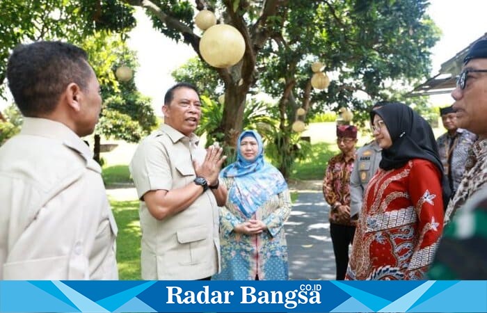 Deputi Bidang Pemantauan dan Pengawasan Badan Gizi Nasional (BGN) Letjen TNI (Purn) Dadang Hendra Yudha bersama Bupati Banyuwangi Ipuk Fiestiandani saat meninjau dapur gizi pelaksana program MBG di Banyuwangi, Kamis (16/10/2025). (Foto Dok Ho/RadarBangsa.co.id)