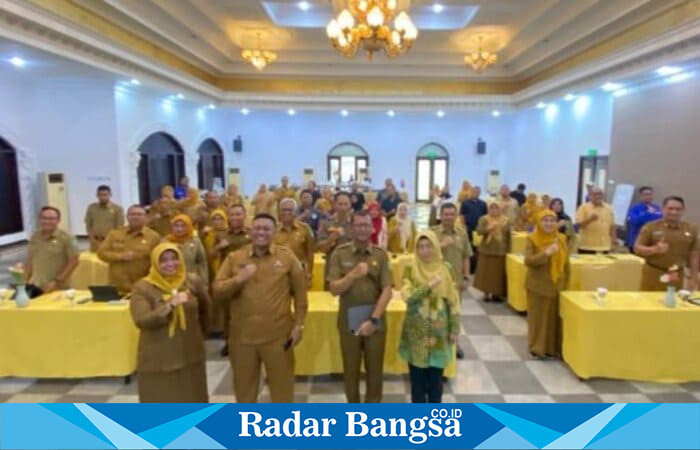 Sekretaris Daerah Kabupaten Pasuruan, Yudha Triwidya Sasongko, membuka kegiatan Evaluasi dan Desk Laporan Capaian Standar Pelayanan Minimal (SPM) Triwulan III Tahun Anggaran 2025 di Grand Palace Malang, Selasa (7/10/2025). (Foto Dok Ho/RadarBangsa.co.id)