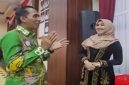 Anggota DPD RI sekaligus MPR RI Dr. Lia Istifhama (kanan) berbincang dengan seorang guru honorer usai acara silaturahmi pendidikan di Lamongan, Sabtu (11/10/2025). (Foto Dok Ho/RadarBangsa.co.id)