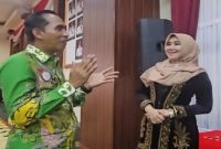 Anggota DPD RI sekaligus MPR RI Dr. Lia Istifhama (kanan) berbincang dengan seorang guru honorer usai acara silaturahmi pendidikan di Lamongan, Sabtu (11/10/2025). (Foto Dok Ho/RadarBangsa.co.id)