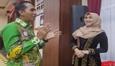 Anggota DPD RI sekaligus MPR RI Dr. Lia Istifhama (kanan) berbincang dengan seorang guru honorer usai acara silaturahmi pendidikan di Lamongan, Sabtu (11/10/2025). (Foto Dok Ho/RadarBangsa.co.id)