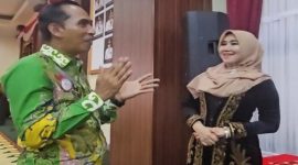 Anggota DPD RI sekaligus MPR RI Dr. Lia Istifhama (kanan) berbincang dengan seorang guru honorer usai acara silaturahmi pendidikan di Lamongan, Sabtu (11/10/2025). (Foto Dok Ho/RadarBangsa.co.id)