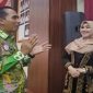 Anggota DPD RI sekaligus MPR RI Dr. Lia Istifhama (kanan) berbincang dengan seorang guru honorer usai acara silaturahmi pendidikan di Lamongan, Sabtu (11/10/2025). (Foto Dok Ho/RadarBangsa.co.id)