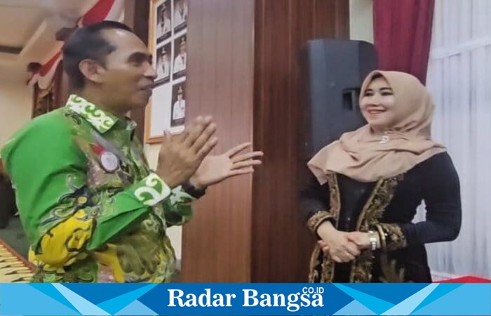 Anggota DPD RI sekaligus MPR RI Dr. Lia Istifhama (kanan) berbincang dengan seorang guru honorer usai acara silaturahmi pendidikan di Lamongan, Sabtu (11/10/2025). (Foto Dok Ho/RadarBangsa.co.id)